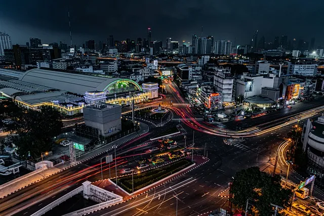 Nómada digital trabajando con eSIM en Tailandia