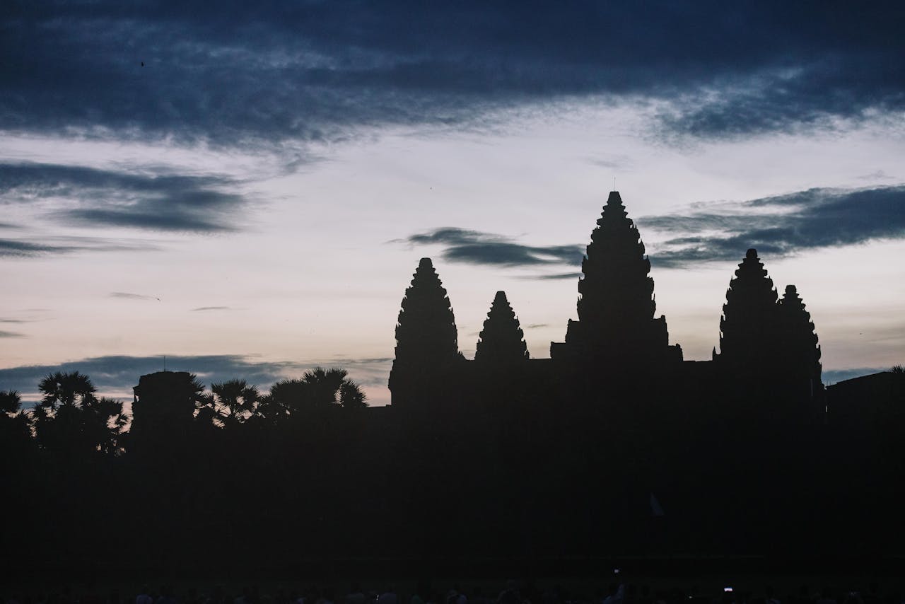 Smartphone conectado con eSIM frente a un templo de Angkor en Camboya