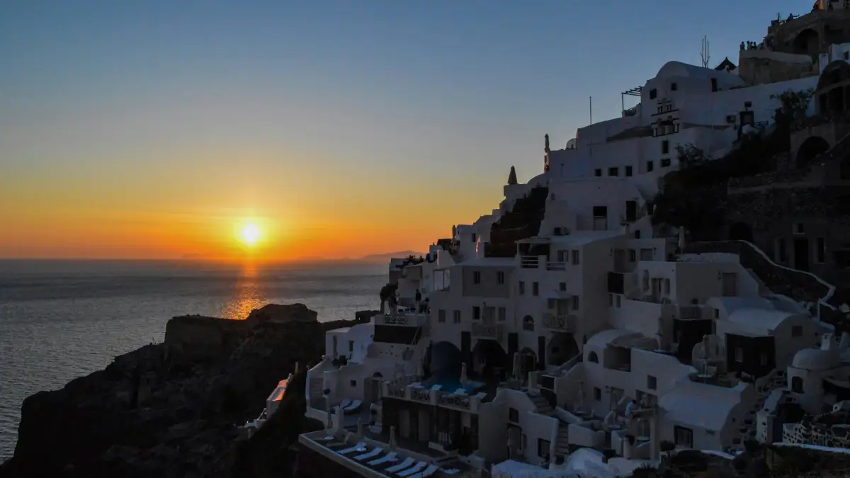 Caldera de Santorini al atardecer — eSIM Grecia 2026